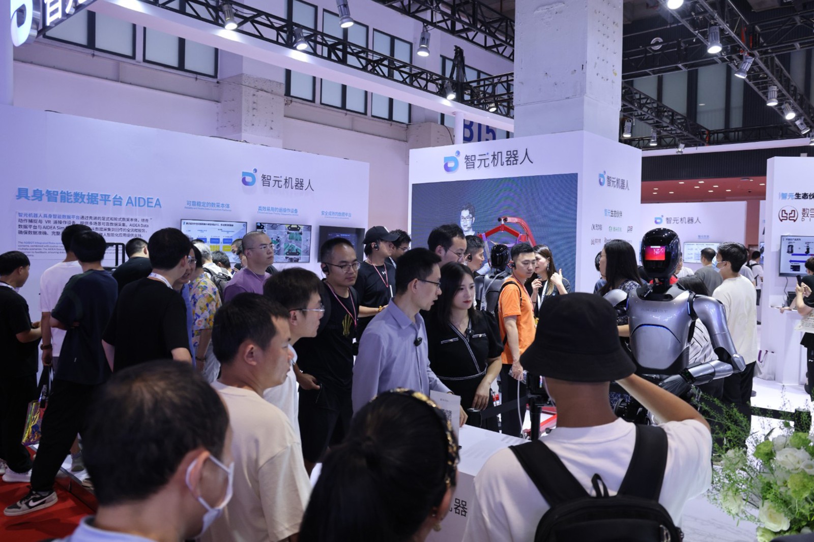 米兰官方网站机器人亮相世界机器人大会WRC